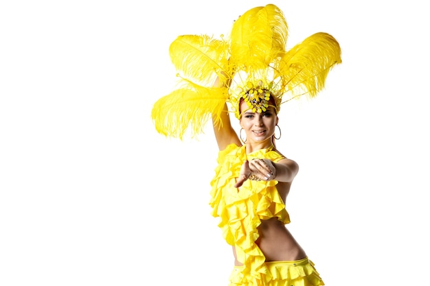 Foto grátis atuando. mulher jovem e bonita em fantasia de baile de máscaras de carnaval com penas amarelas dançando sobre fundo branco. conceito de celebração de feriados, tempo festivo, dança, festa, felicidade. copyspace