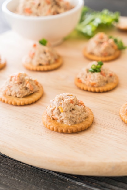 Foto grátis atum espalhado com biscoito