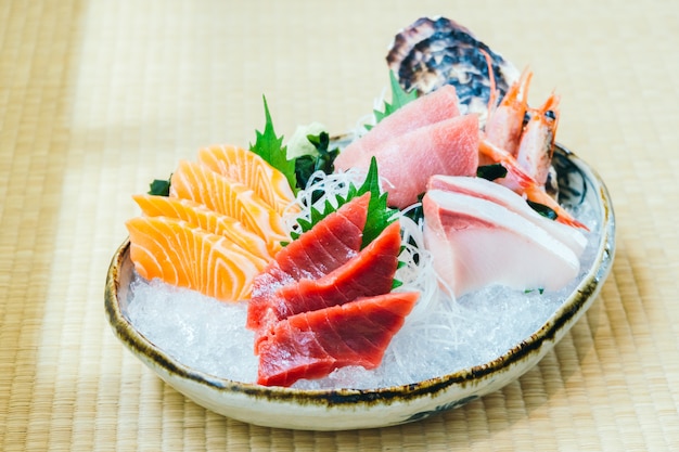 Atum salmão cru e fresco e outros peixes sashimi