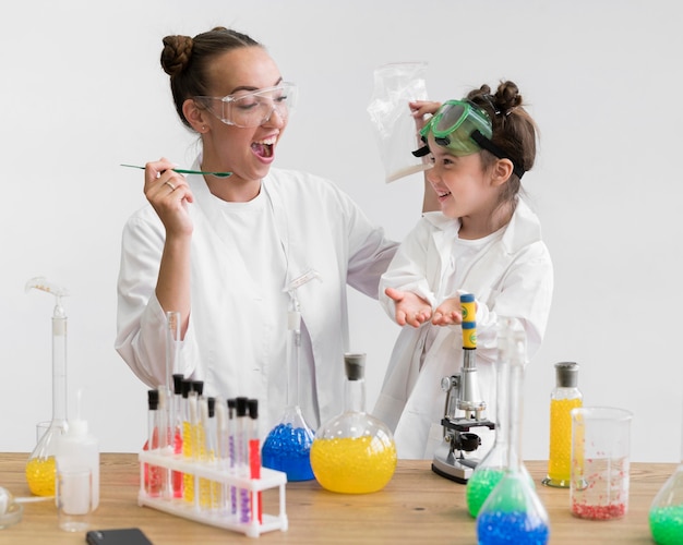 Aula de ciências com a menina no laboratório