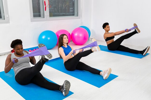 Aula de fitness fazendo exercícios na esteira