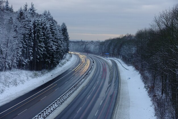 Autoestrada com neve ao anoitecer na Alemanha