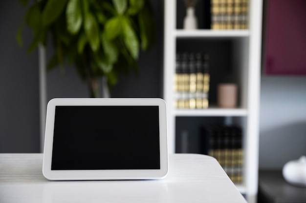 Automação doméstica com dispositivo na secretária