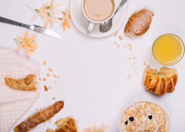 Aveia com croissants e xícara de café na mesa