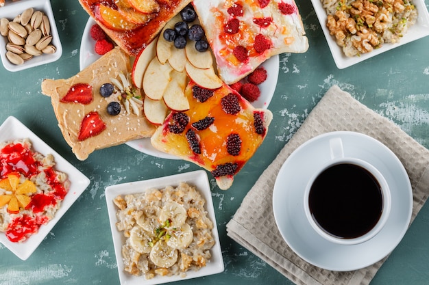 Foto grátis aveia em pratos com frutas, geléia, nozes, sanduíche de frutas, café