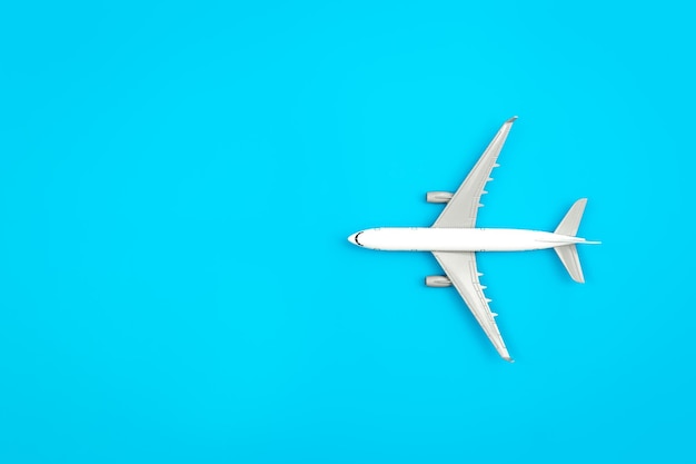 Foto grátis avião branco em um espaço de cópia plana de fundo azul