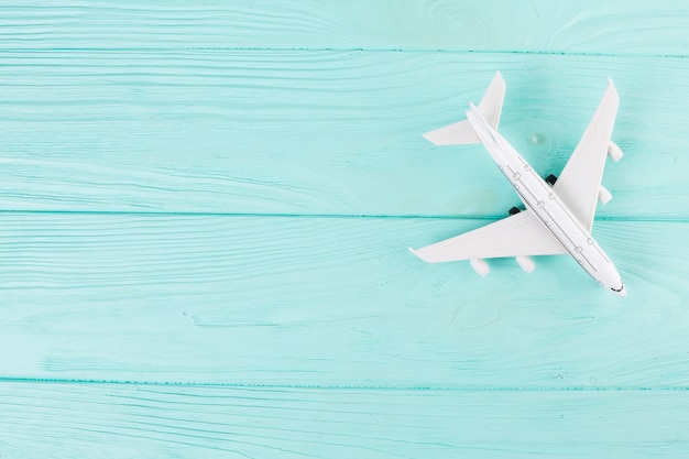 Foto grátis avião de brinquedo pequeno em madeira