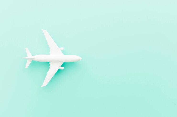 Foto grátis avião de brinquedo pequeno na mesa