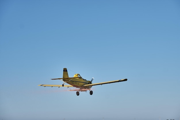 Avião de hélice monomotor voando em um céu azul perfeitamente claro