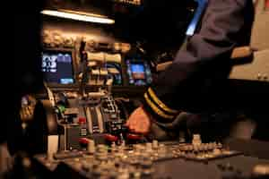 Foto grátis avião de mulher empurrando os botões do painel no cockpit do avião, preparando-se para decolar com alavanca ou alça do motor. copiloto usando comando do painel de controle e radar de navegação no pára-brisa. fechar-se.