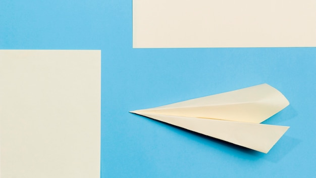 Foto grátis avião de papel close-up em cima da mesa