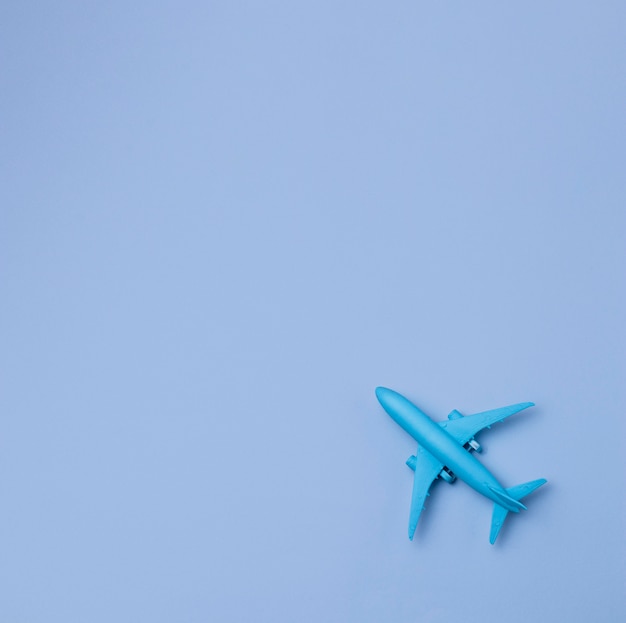 Avião de vista superior com espaço de cópia