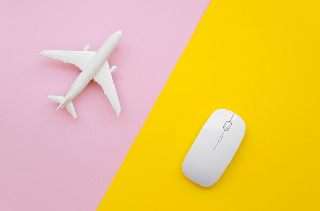 Avião e mouse na mesa