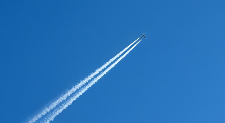 Foto grátis avião no céu com rastros