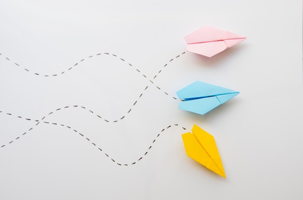 Aviões de papel minimalista bonito vista superior