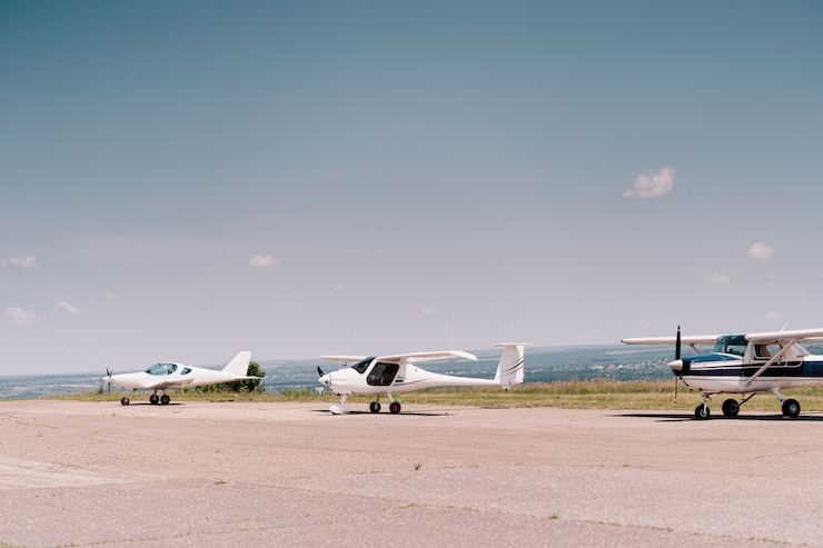 Foto grátis aviões particulares em campo
