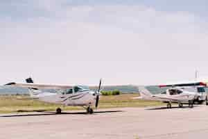 Foto grátis aviões particulares em campo