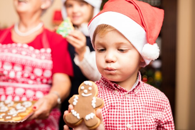 Avó cozinhar bolinhos do Natal para seu neto