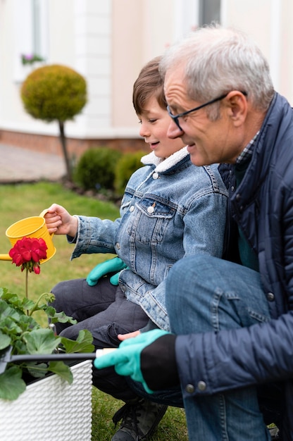 Foto grátis avô e filho trabalhando no jardim