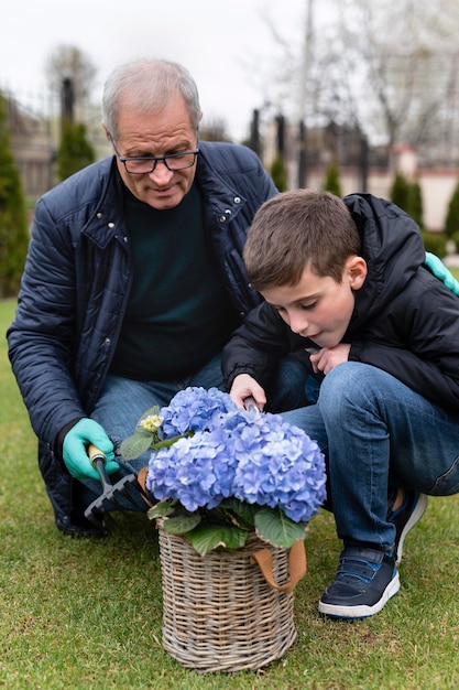 Avô e filho trabalhando no jardim