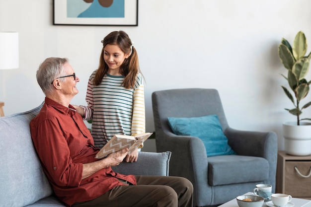 Foto grátis avô e menina com livro