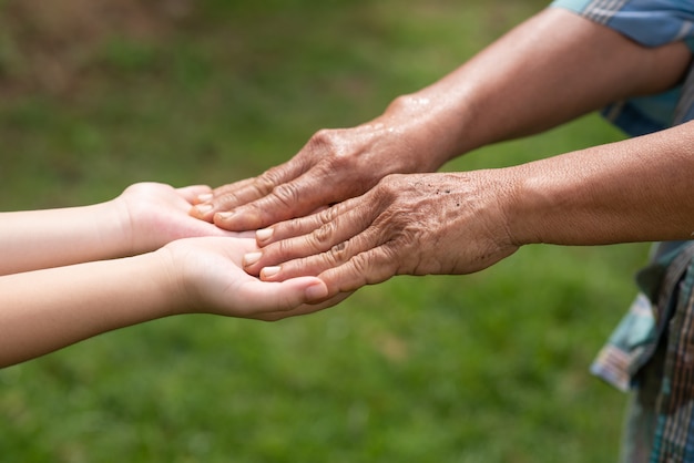 Avó e neta de mãos dadas