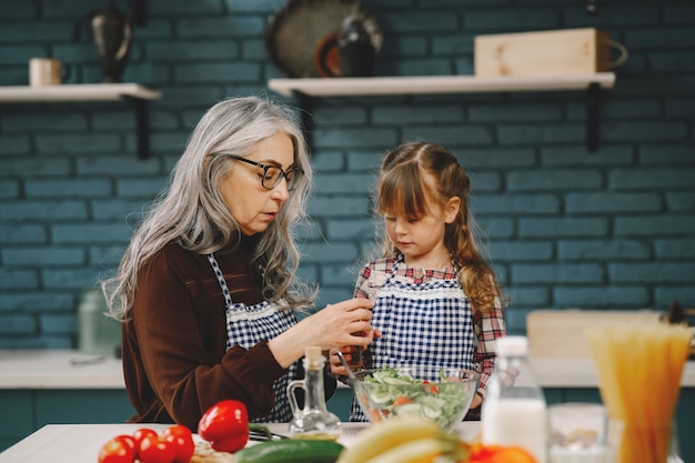 Avó e neto cozinhando juntos