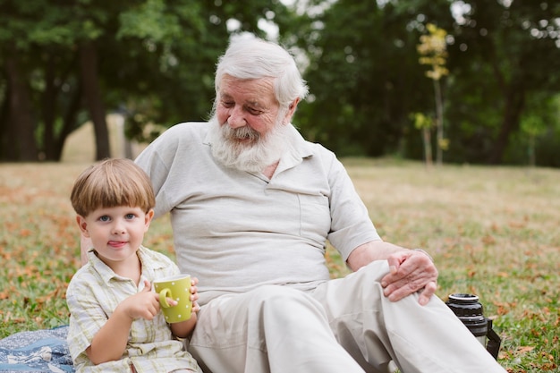 Avô e neto no piquenique no parque