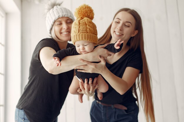 Foto grátis avó elegante em casa com filha e neto