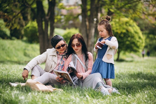 Avó mãe filha no parque piquenique