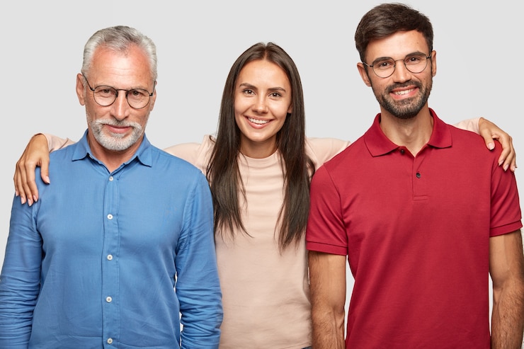 Foto grátis avô, neta e neto amigáveis se aproximam e se abraçam