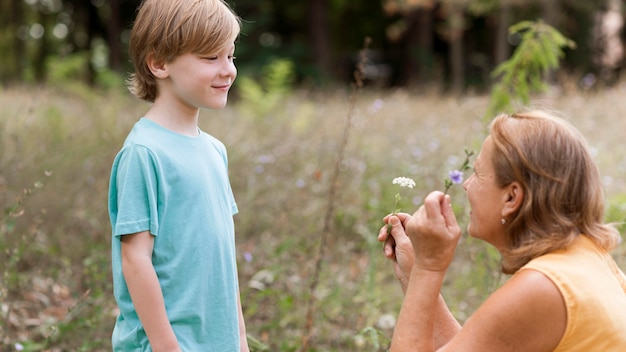 Foto grátis avó sorridente segurando flores