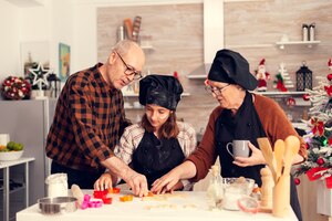 Avós ajudando sobrinha com sobremesa no dia de natal