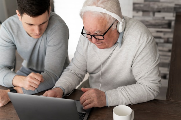 Avós aprendendo a usar o dispositivo digital