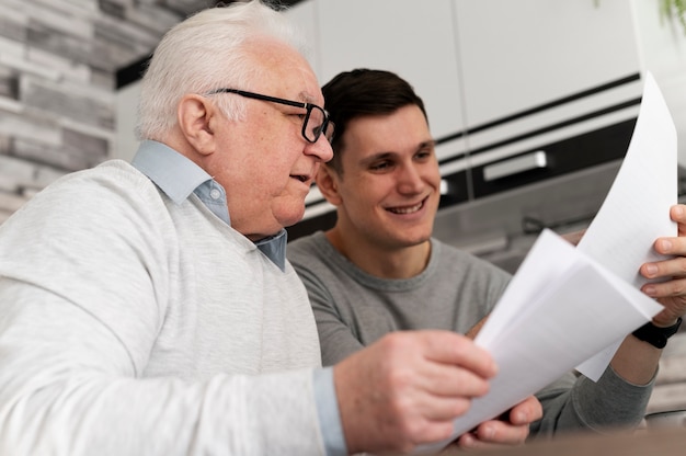 Avós aprendendo a usar o dispositivo digital