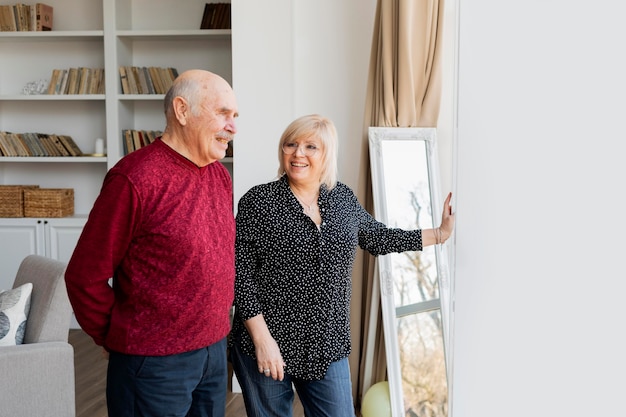 Foto grátis avós felizes dentro de casa com tiro médio