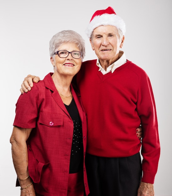 avós felizes que levantam no Natal