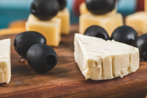 Azeitonas pretas marinadas com queijo branco e amarelo