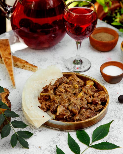 Foto grátis azeri gara feito de carne, cebola frita, castanhas