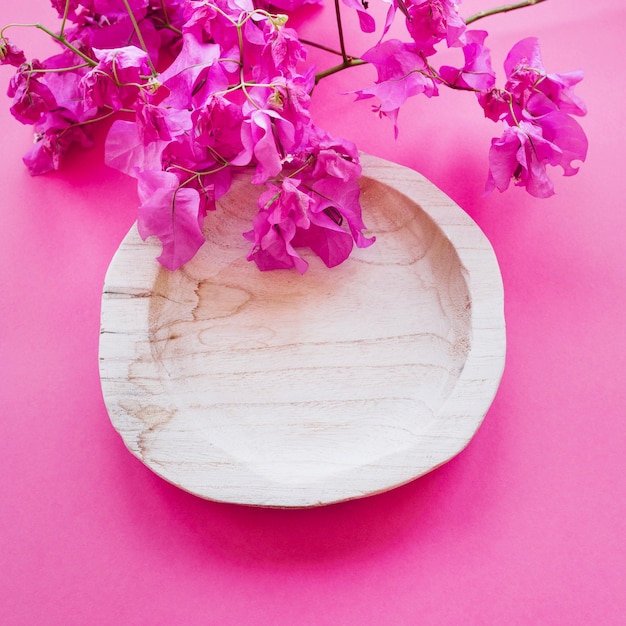 Foto grátis bacia e flores de madeira