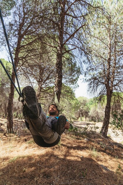 Backpacker relaxamento na rede