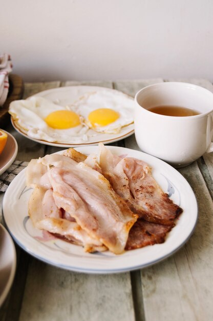 Bacon e ovos para o café da manhã