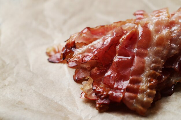 Bacon frito em papel pardo