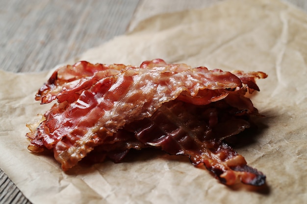 Bacon frito em papel pardo