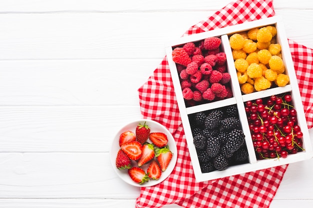 Foto grátis bagas e frutas frescas flat-lay com espaço da cópia