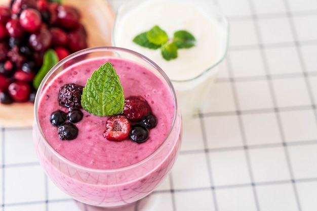 Foto grátis bagas misturadas com batidos de iogurte