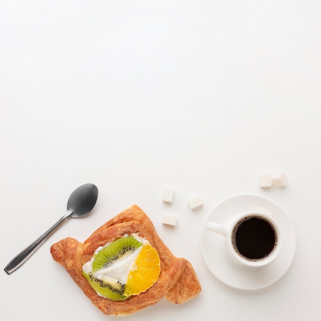 Foto grátis bagel delicioso e espaço de cópia de café