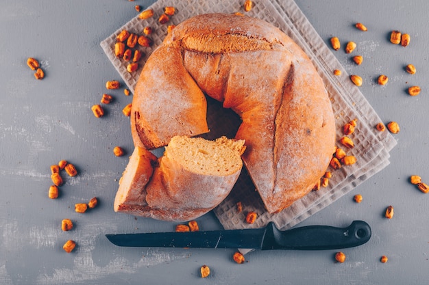 Bagel fatiado em um pano de saco e superfície cinza