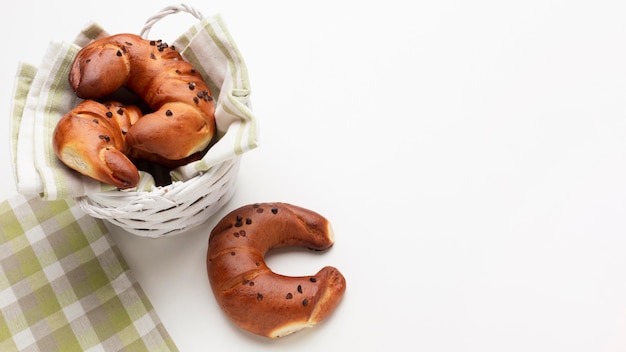 Bagels deliciosos no espaço da cópia da cesta