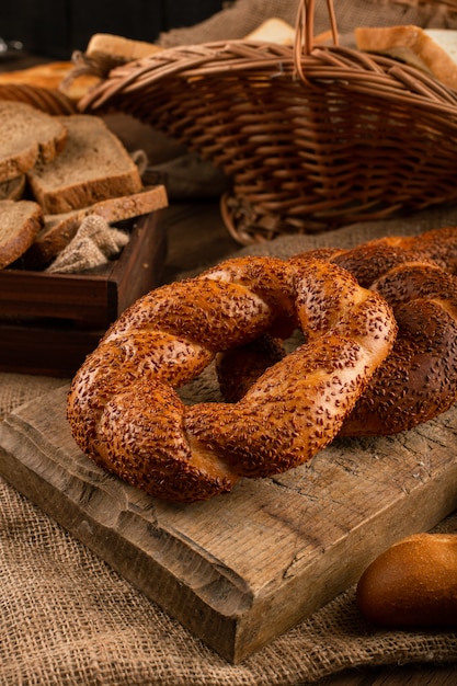 Bagels turcos com fatias de pão na cesta